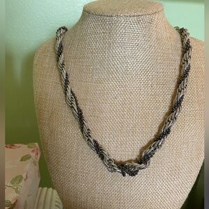 Elegant Reitmans 🇨🇦 Silver and Black Twisted Necklace